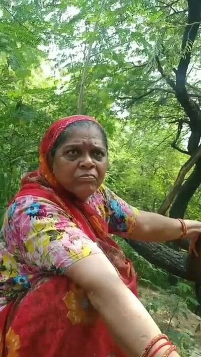 100 rupye me chut dene lagi thi highway ki budhi randi