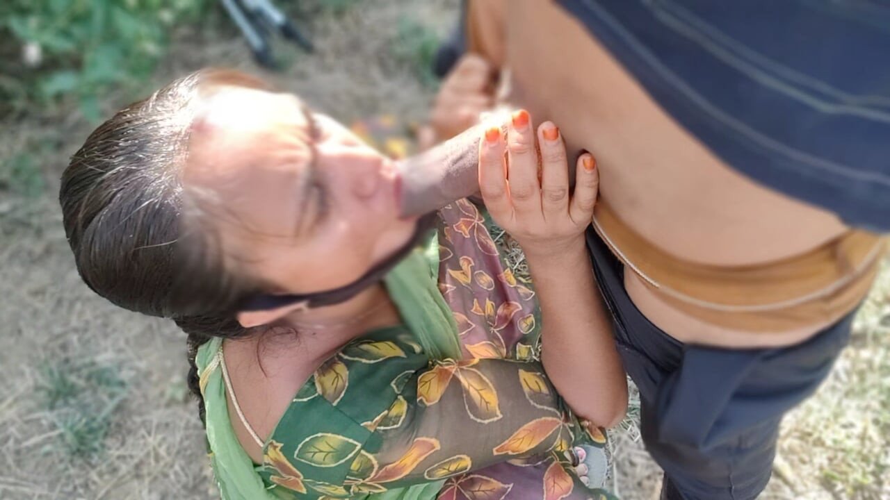 Hot Virgin buaa apne bhatij se Jungle me chudai