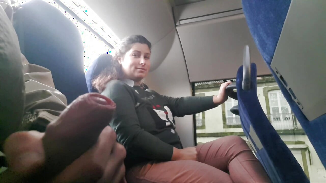 Bus me lady ko lund dikha ke bus me chod diya